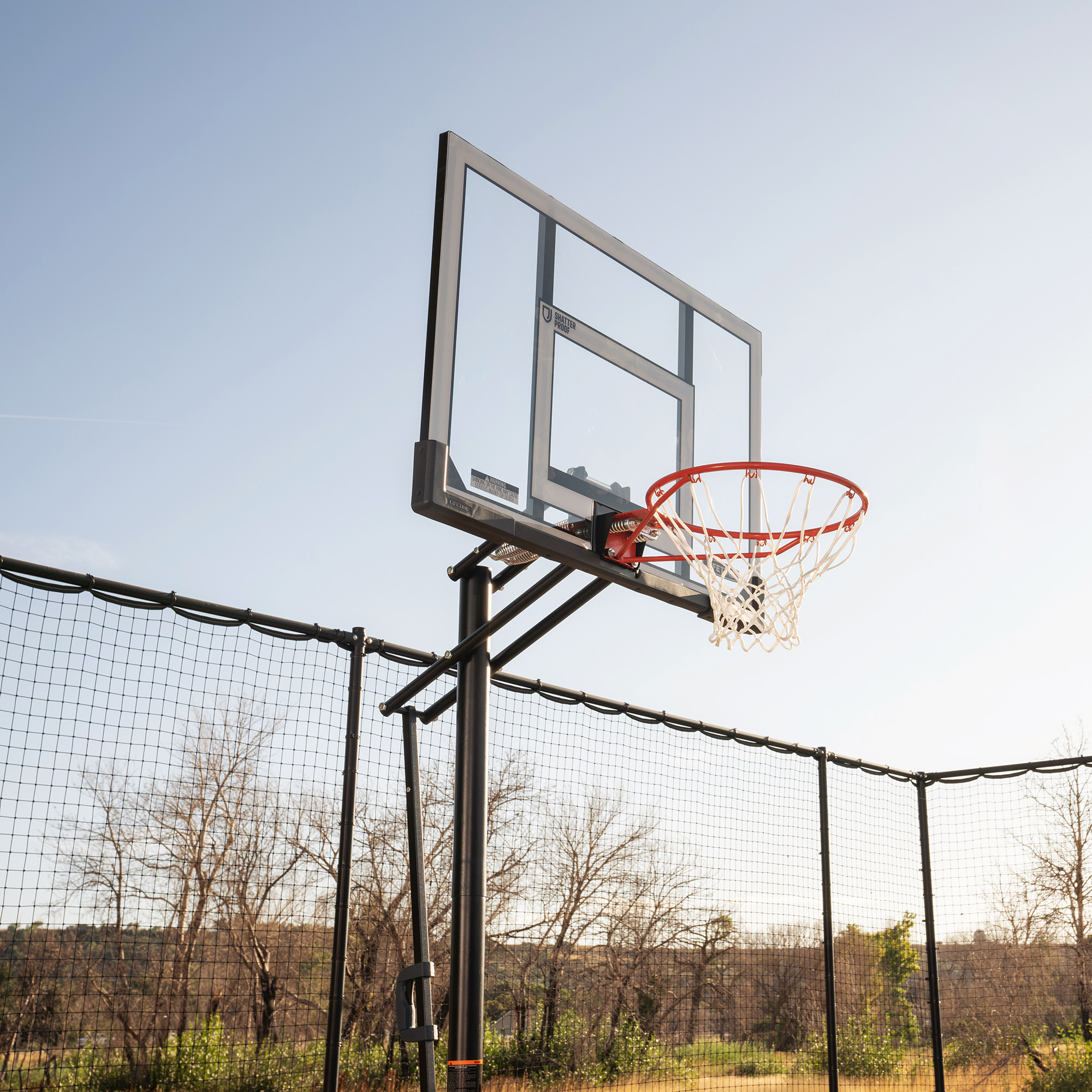 Sistema de basquete fixo em quadra coberta